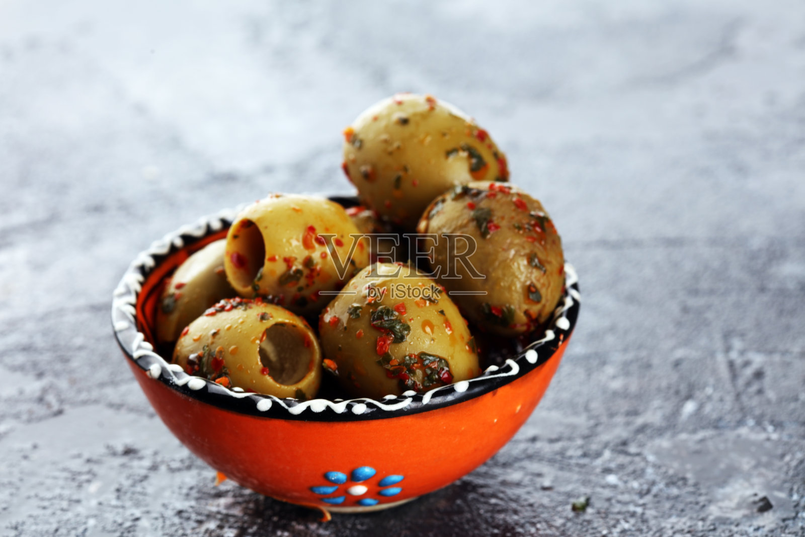 用大蒜和新鲜地中海香草腌制的绿橄榄。开胃菜的食物照片摄影图片