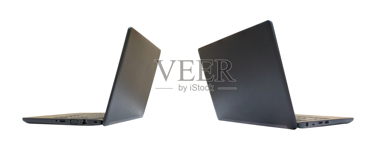 一组用过的黑色笔记本电脑隔离在白色背景上。照片摄影图片