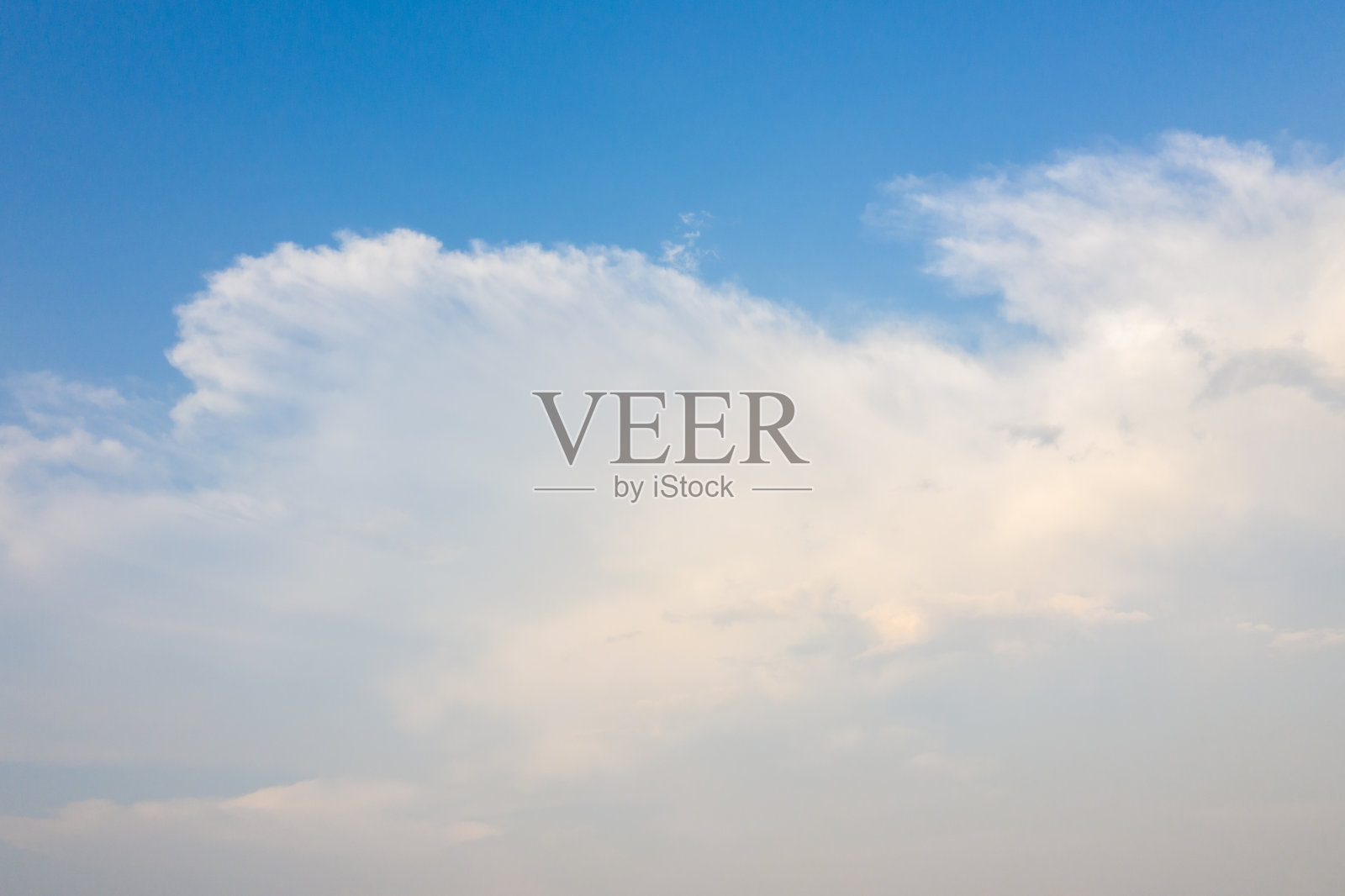 明亮的蓝色天空和云照片摄影图片