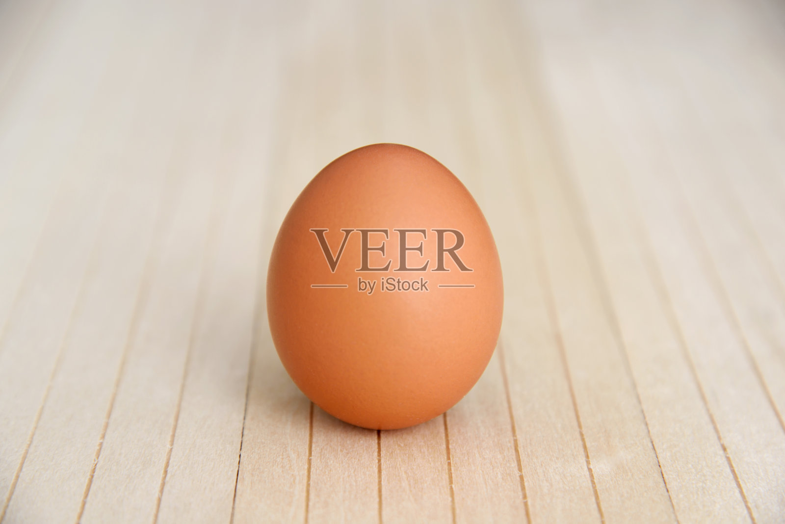 鸡蛋，隔离，新鲜，木制背景。照片摄影图片