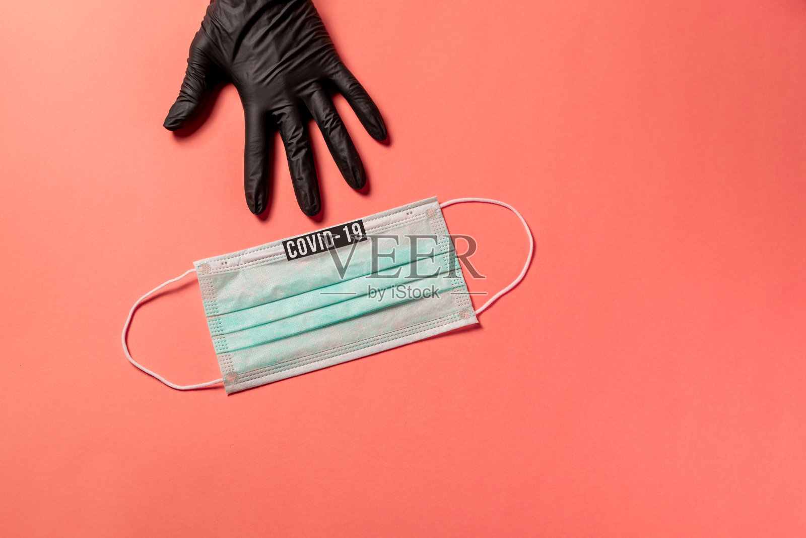 医用口罩和“covid-19”标签;冠状病毒全球传播的概念。检疫的概念;没有人照片摄影图片