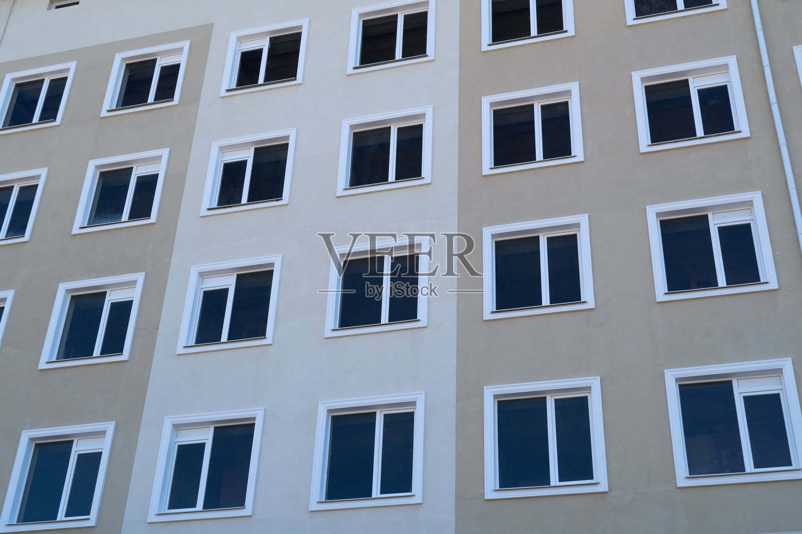 带多扇窗户的新多层建筑外墙照片摄影图片