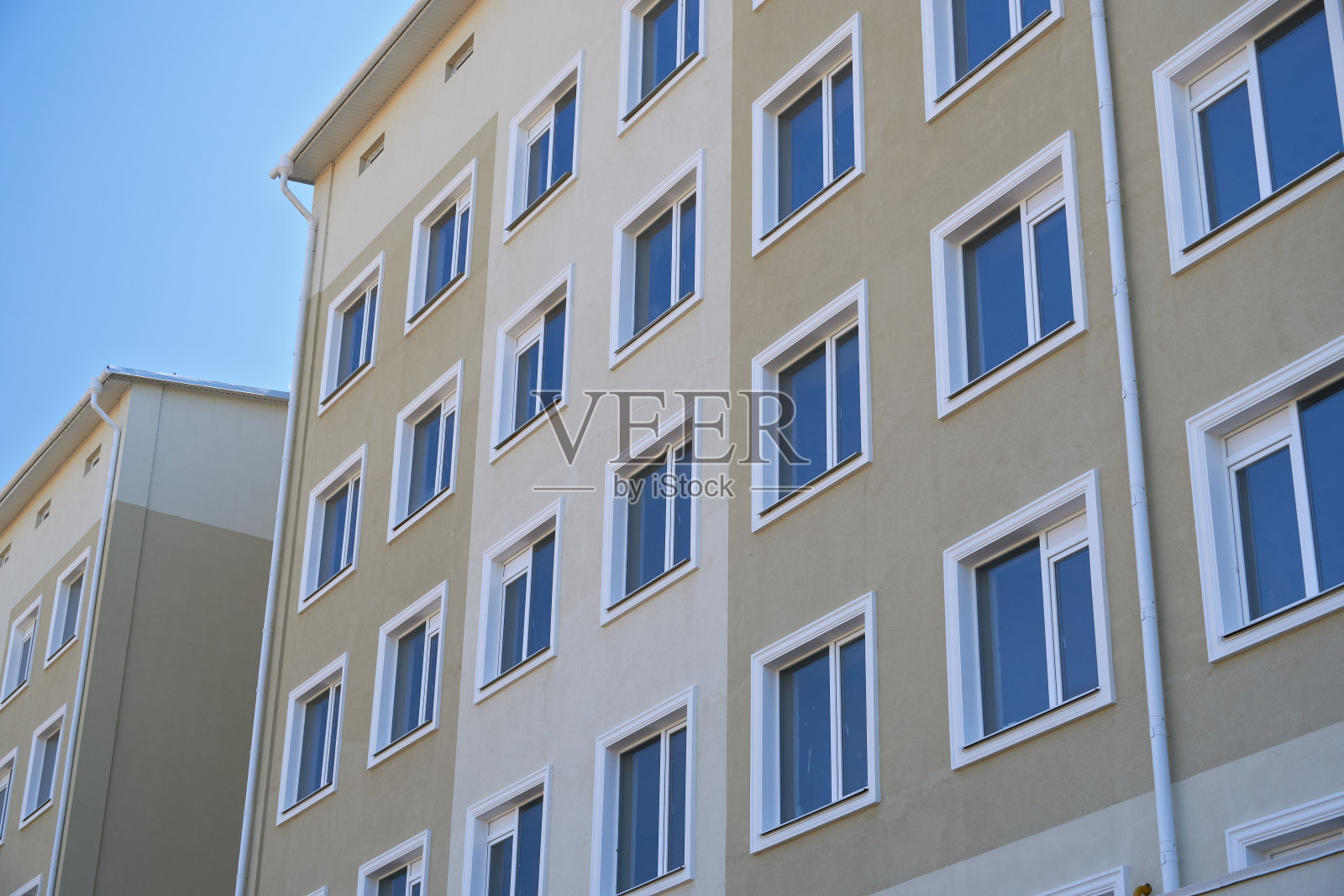 带多扇窗户的新多层建筑外墙照片摄影图片