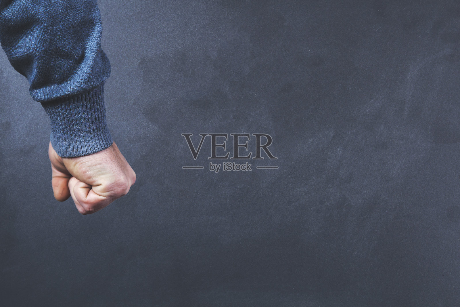 男人的拳头在灰色的背景照片摄影图片