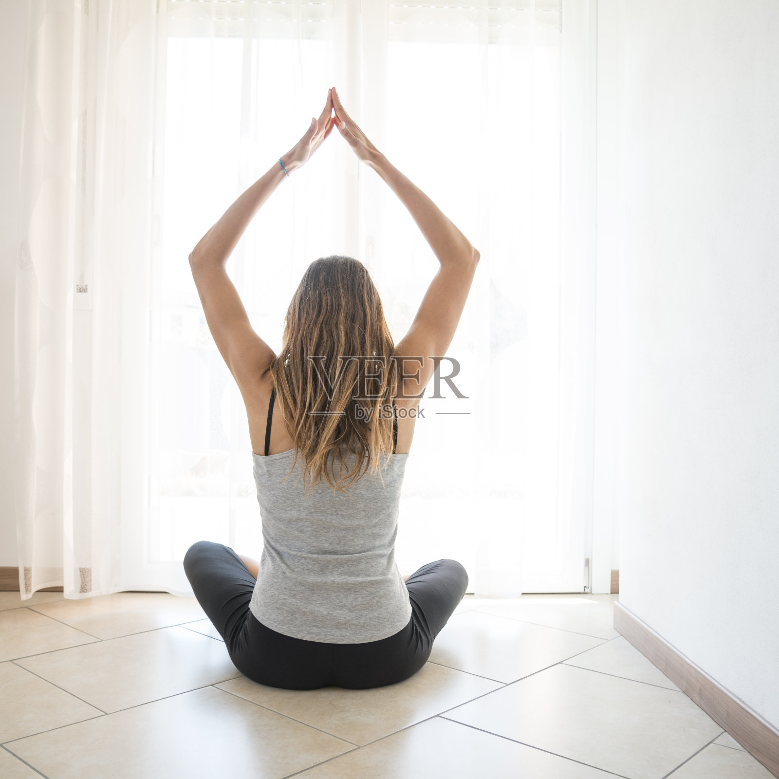 年轻女子在客厅做普拉提照片摄影图片