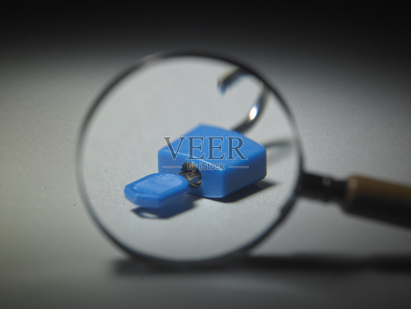 挂锁上的放大镜照片摄影图片