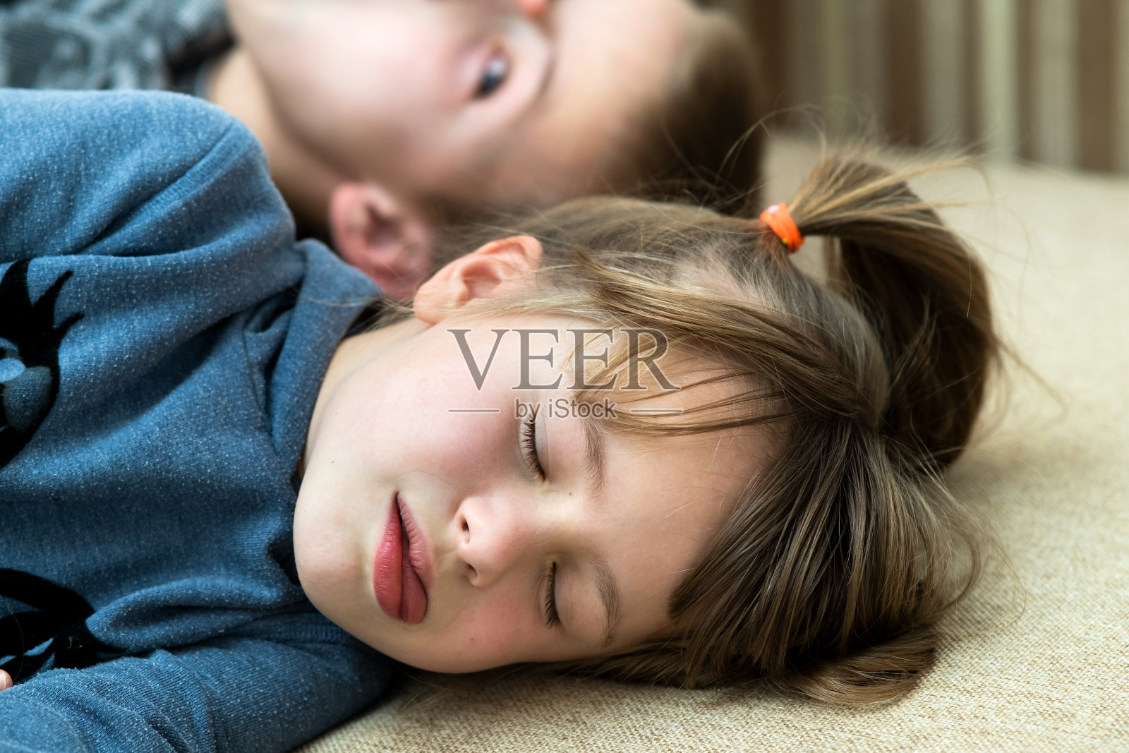 两个男孩和女孩在一起玩耍。快乐的童年的概念。照片摄影图片