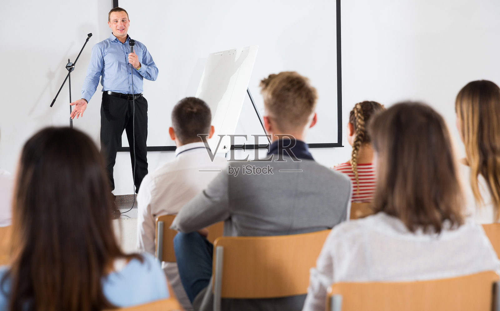 男老师给学生讲课照片摄影图片