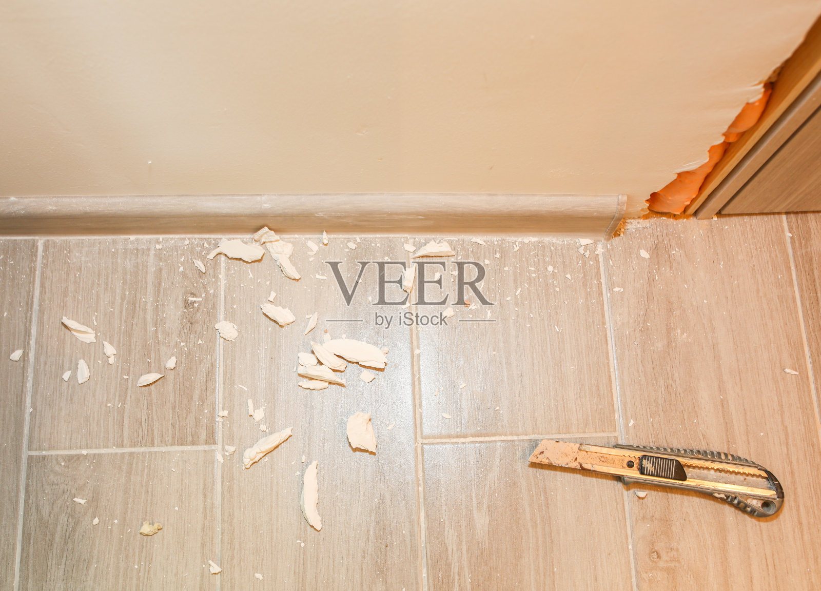 安装踢脚板。修复在室内工作。公寓装修。照片摄影图片