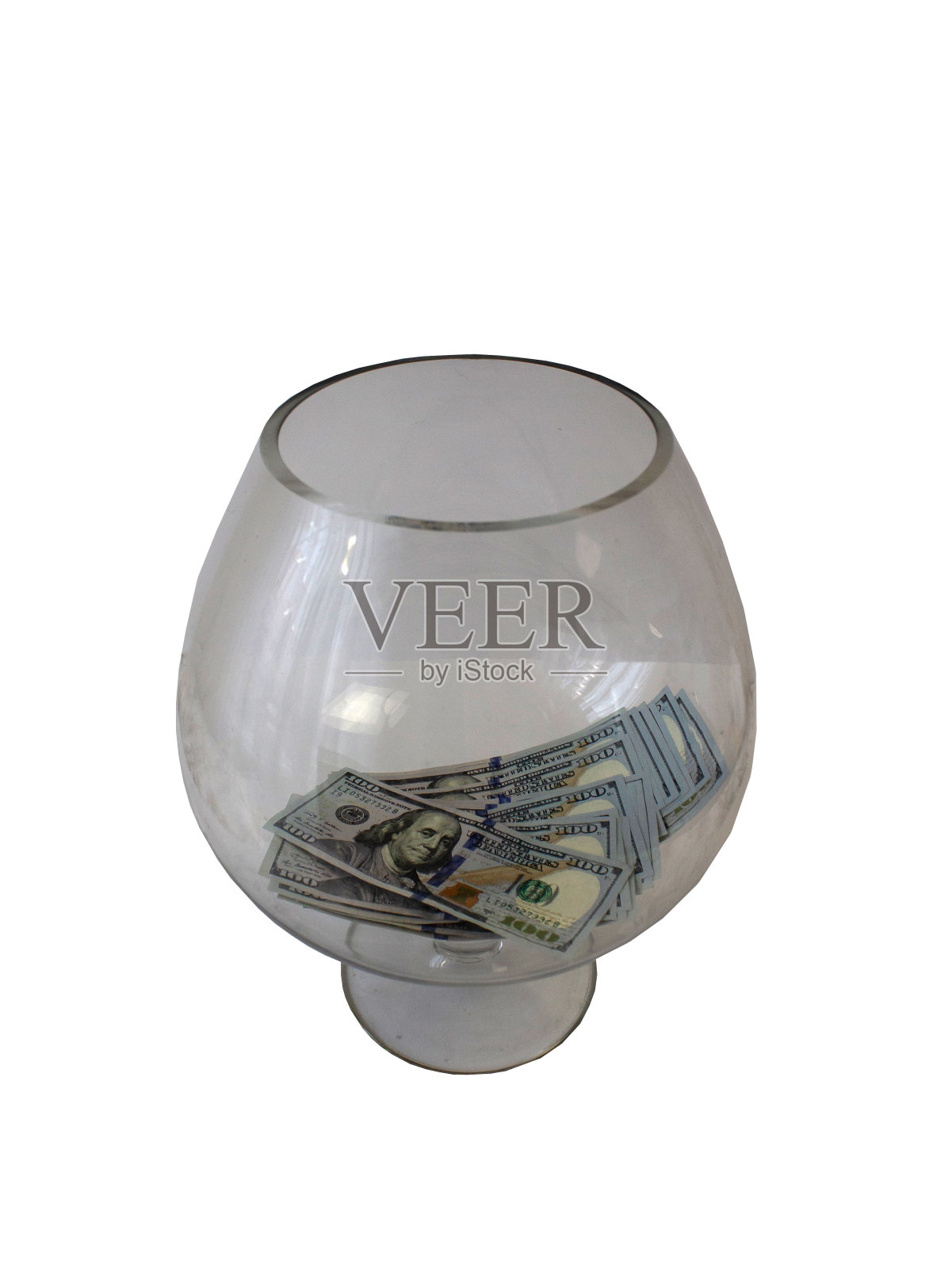 孤立在白色背景下的美元在一个大玻璃杯中，象征着危机、腐败、财富、囤积、贫穷照片摄影图片