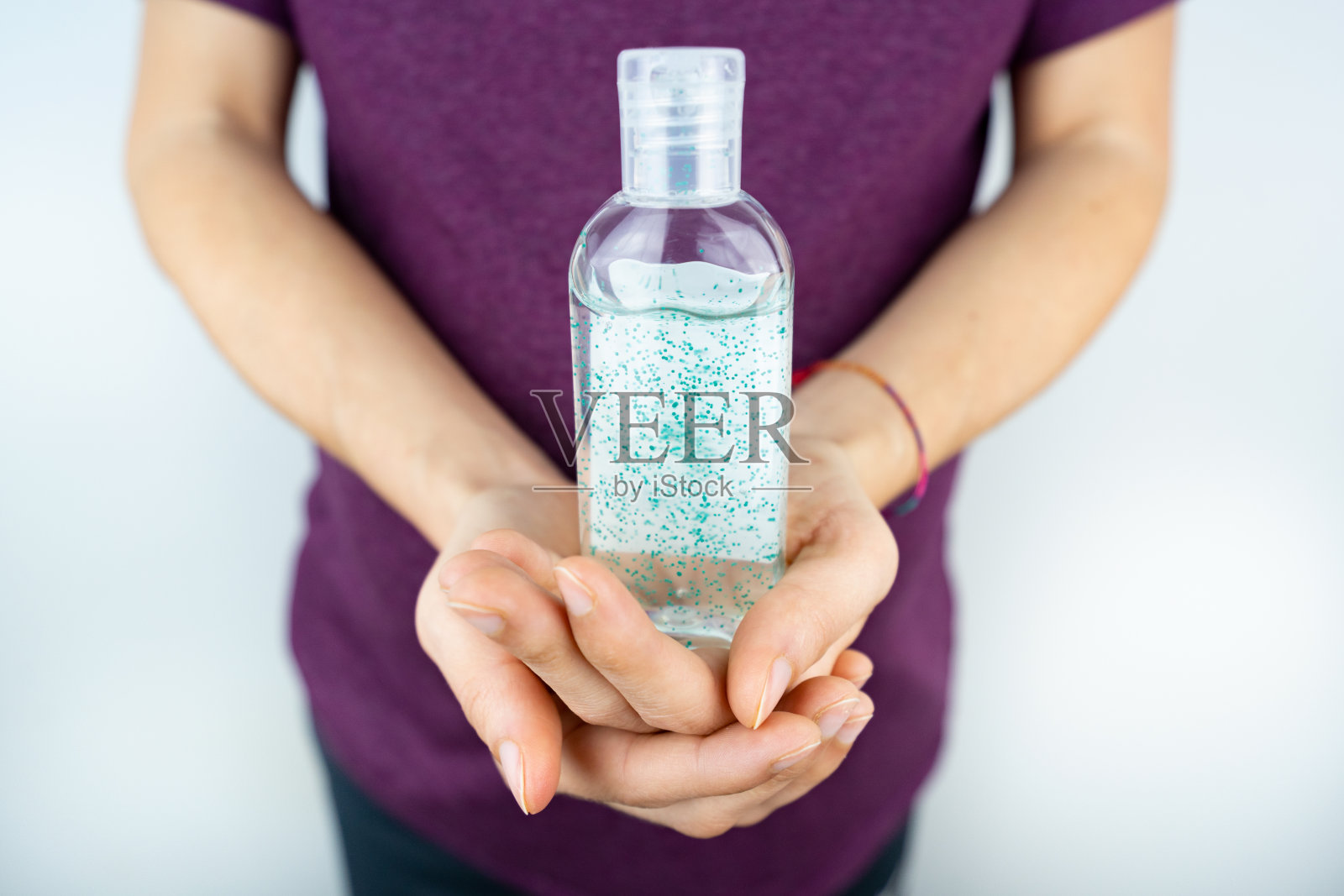 在厕所内使用洗手液和酒精凝胶洗手的人照片摄影图片