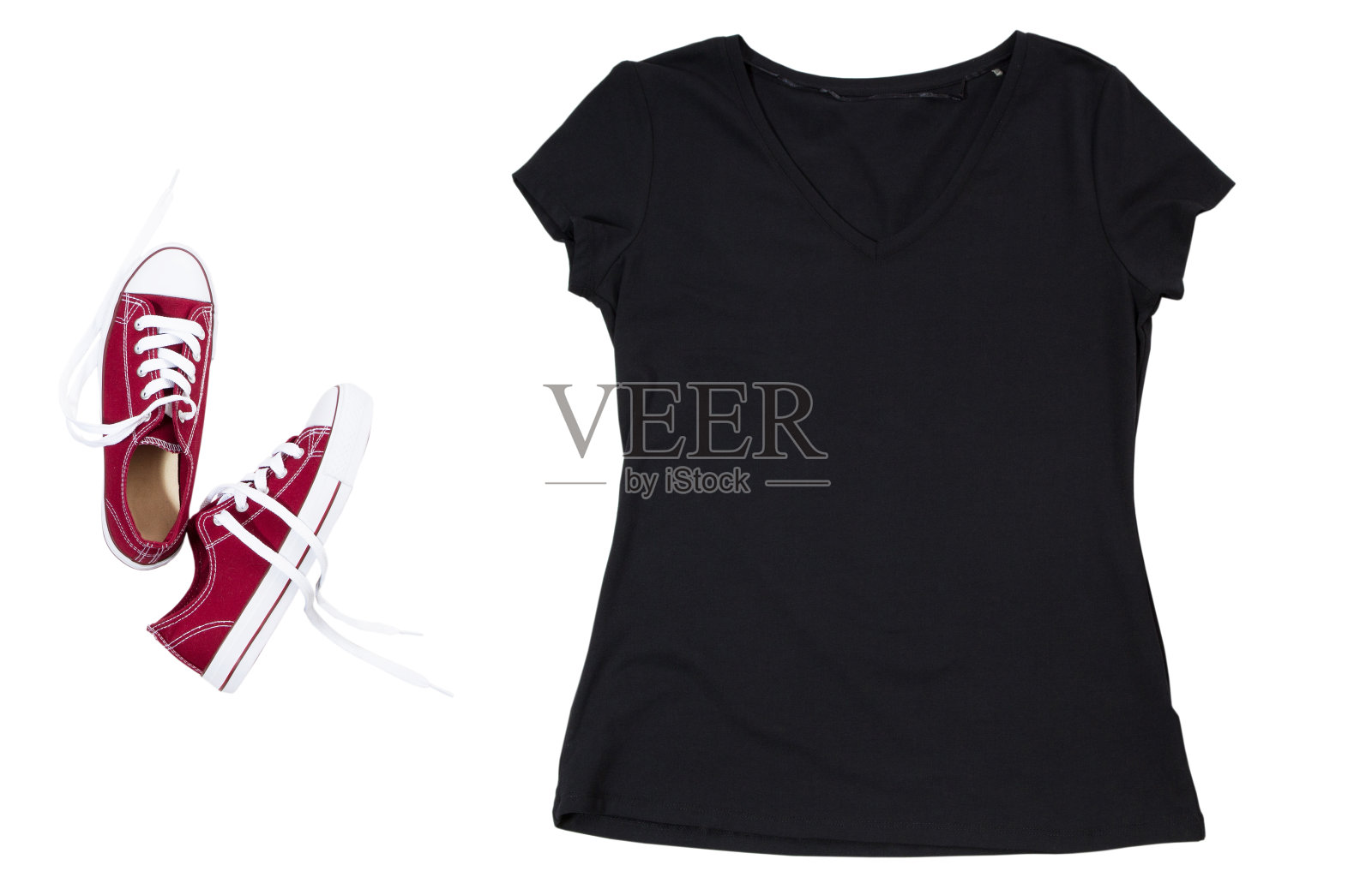 空t恤孤立的文本空间。红色时尚运动鞋，黑色t恤复制空间，模拟t恤之上的白色照片摄影图片