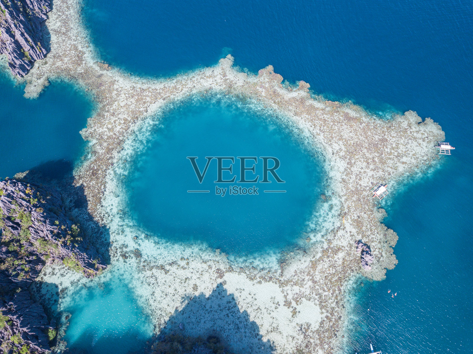 空中的壮观的科伦岛泻湖，绿松石般的清澈海水和令人窒息的景色。照片摄影图片