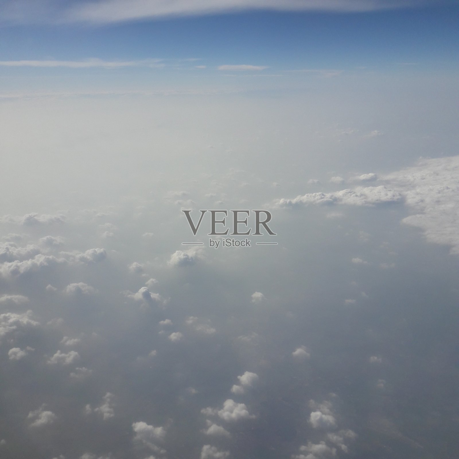 从飞机上俯瞰阿尔卑斯山的景色。照片摄影图片