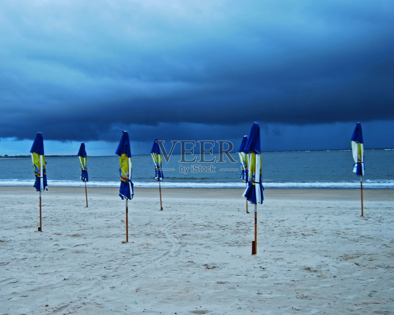 遮阳伞收照片摄影图片