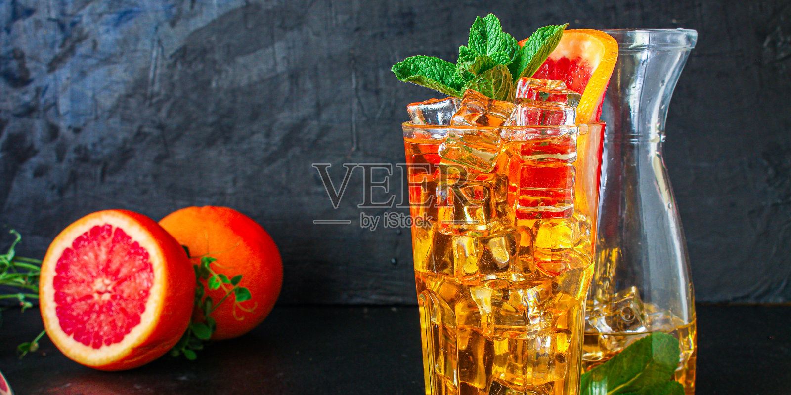 冰镇葡萄柚柠檬水菜单概念食品背景，酮或旧石器饮食，顶部视图文字复制空间照片摄影图片