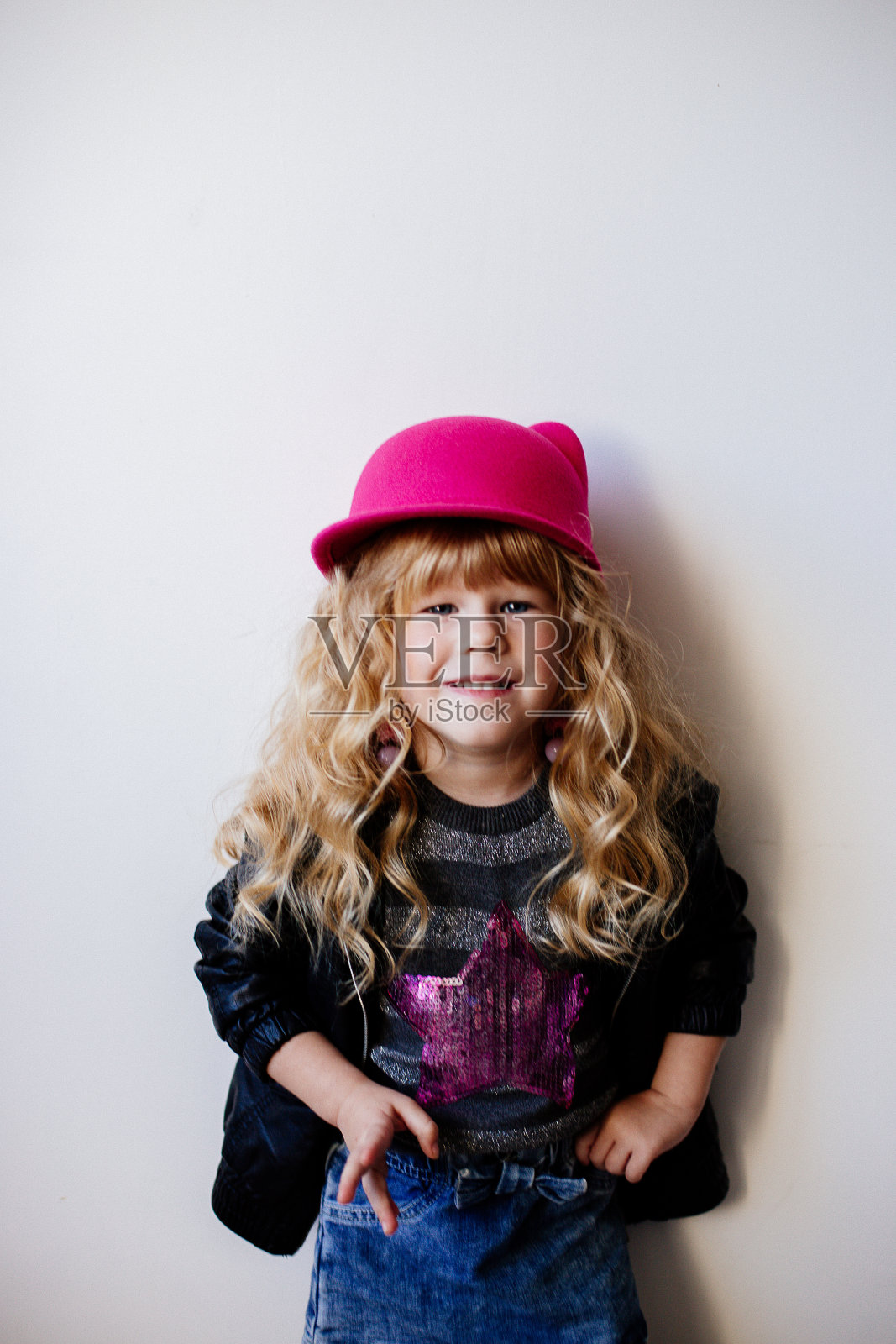 时尚小女孩摆造型。照片摄影图片