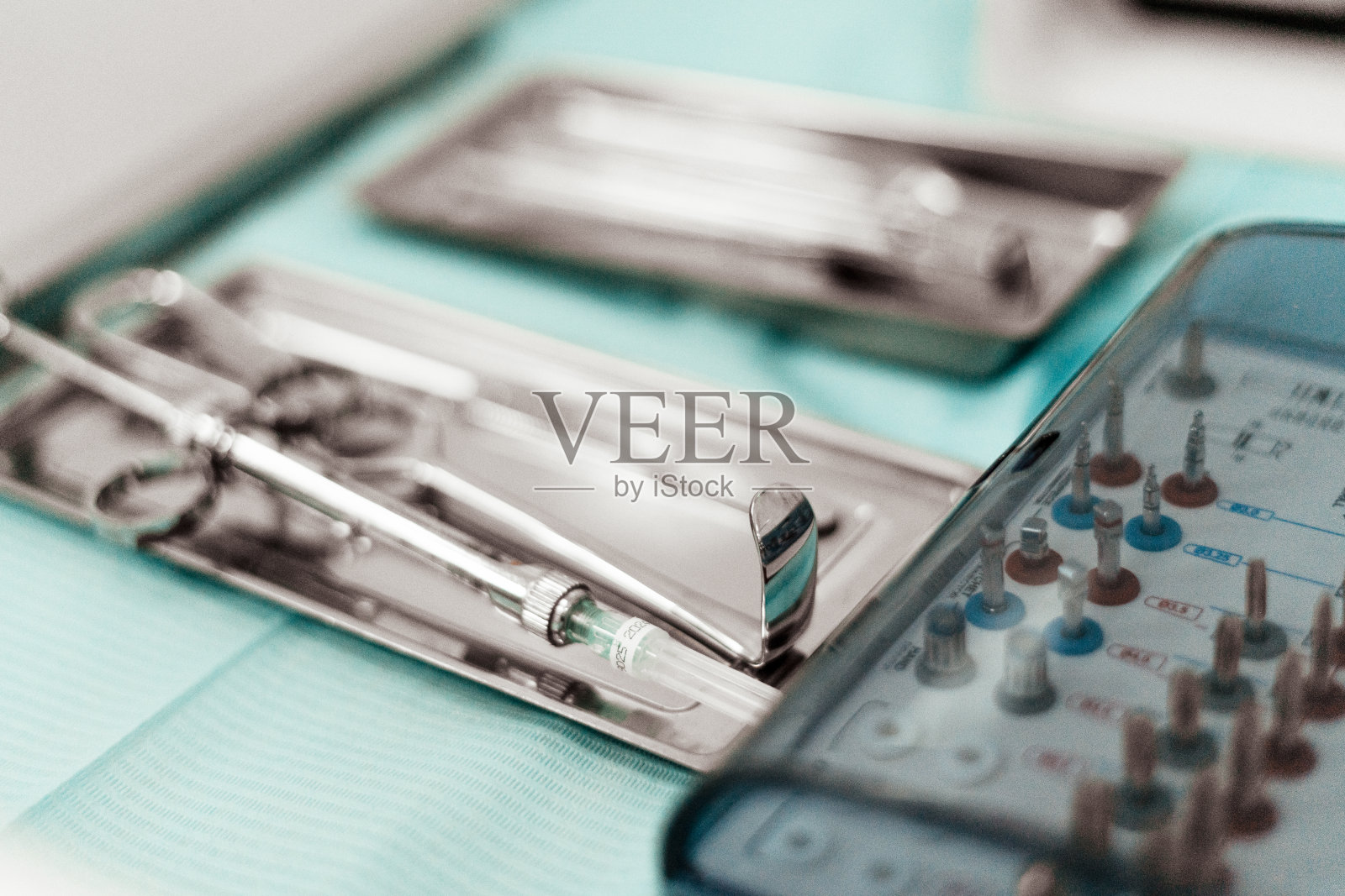 牙医工具。牙医工作场所成套设备。健康和医学。特写镜头照片摄影图片