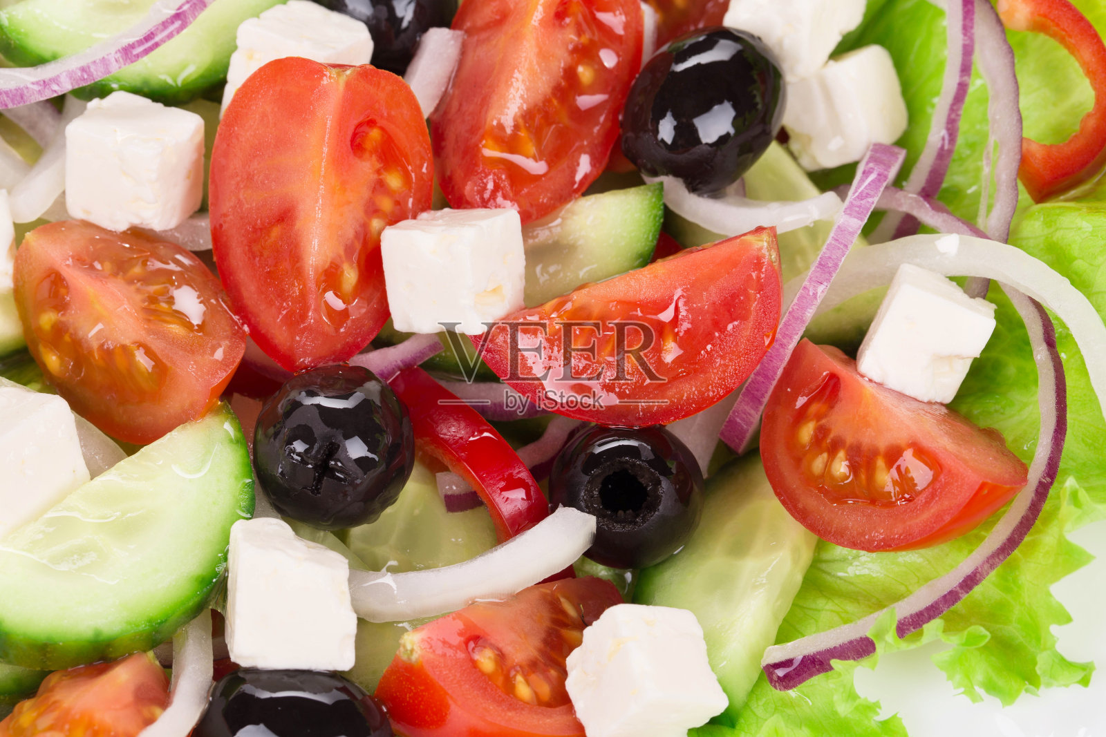 一小片希腊沙拉就像是高级菜肴。照片摄影图片