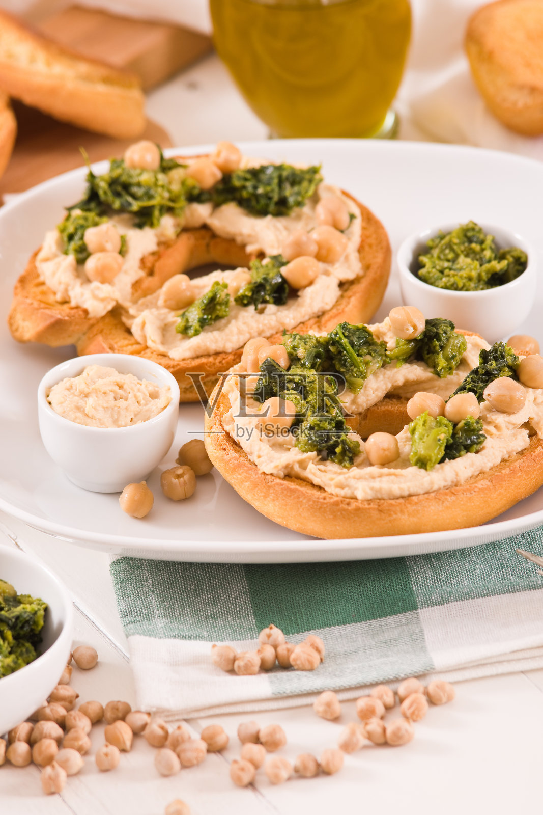 有萝卜头和鹰嘴豆泥的Friselle。照片摄影图片