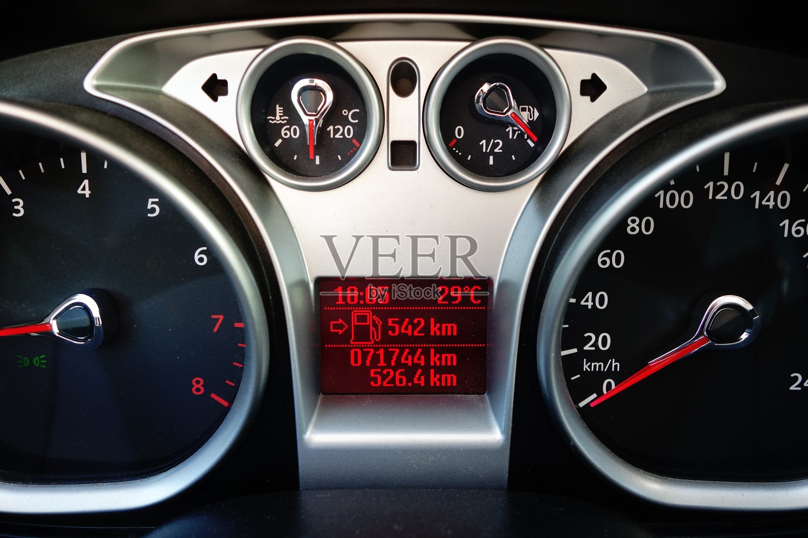 汽车短跑旅行电脑542公里去一个满的油箱照片摄影图片