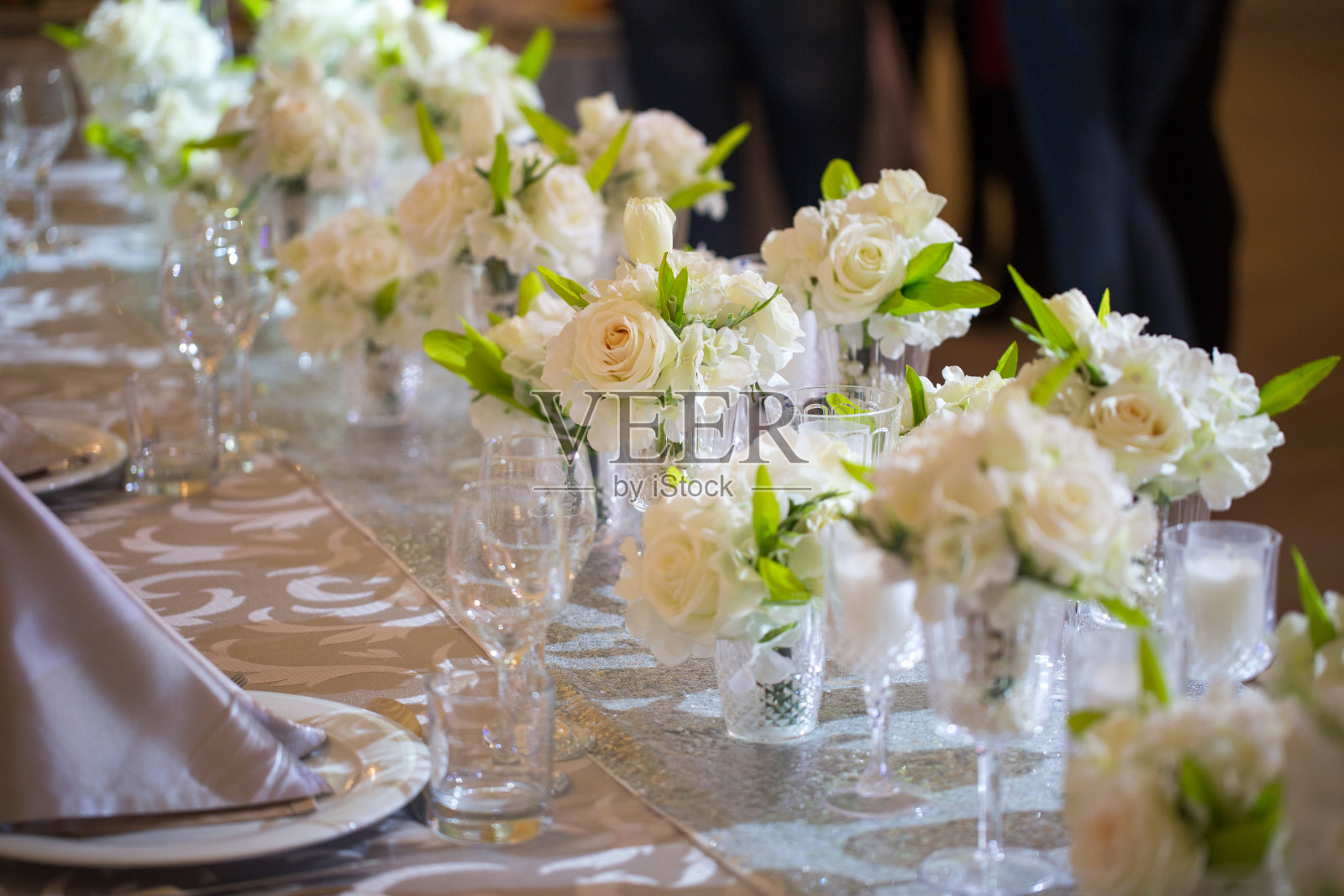 美丽的白玫瑰花束照片摄影图片