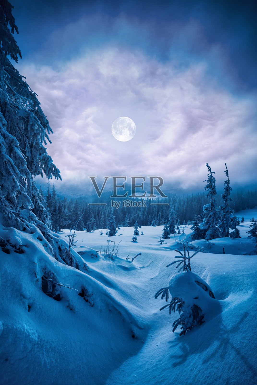 山谷上空明月皎洁照片摄影图片