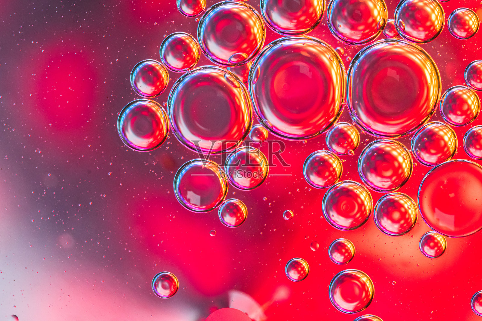 抽象的彩色背景与油滴和水面上的波浪。抽象的背景概念照片摄影图片