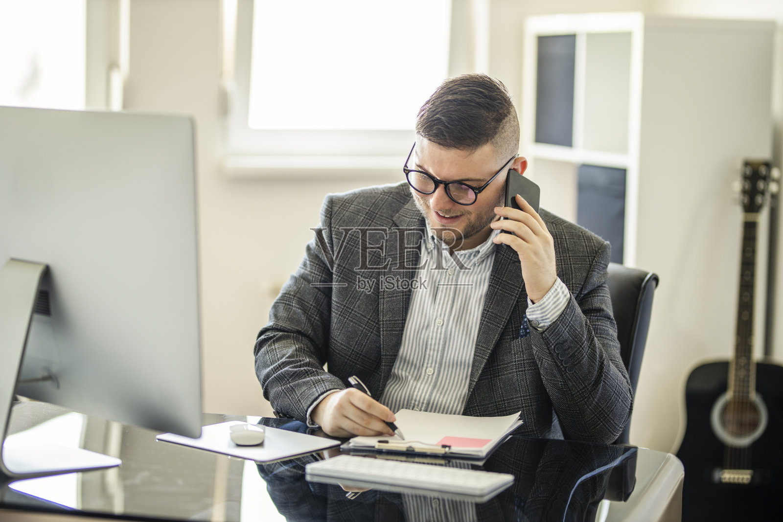 成功企业家在舒适的家庭办公室使用智能手机的肖像照片摄影图片