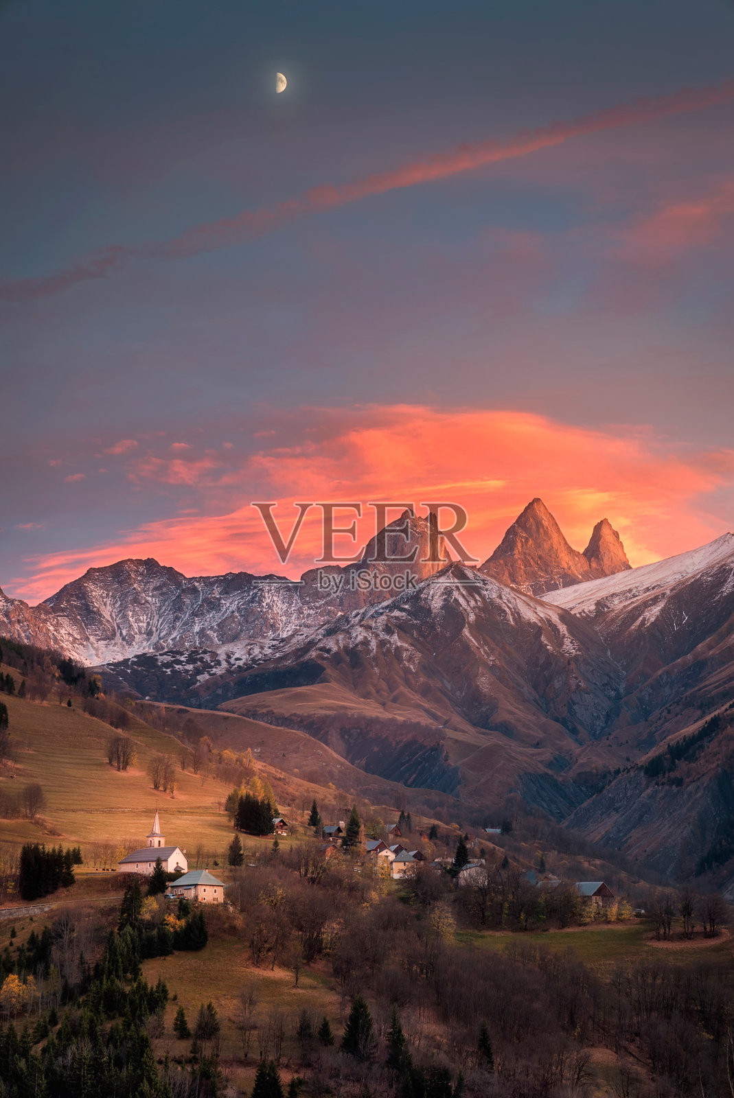 法国阿尔卑斯山脉3000米高的一个村庄里的教堂。春天的绿草地照片摄影图片