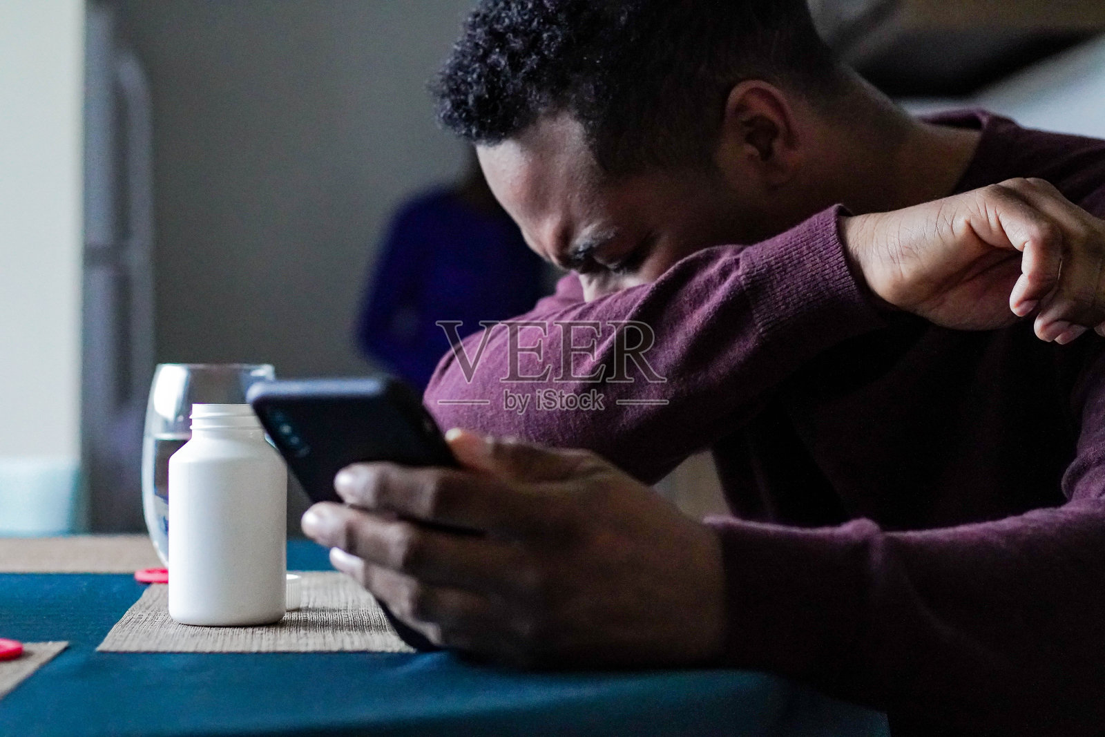 打喷嚏照片摄影图片