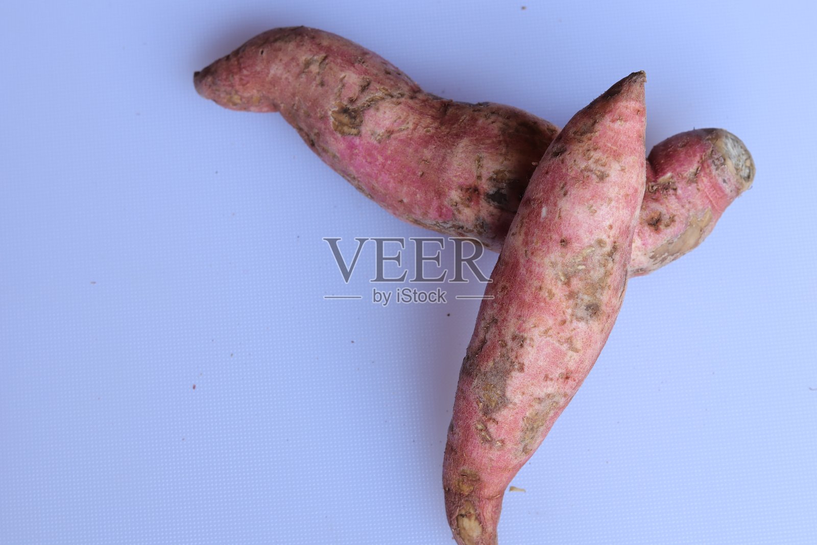 在白色背景上孤立的新鲜红薯照片摄影图片