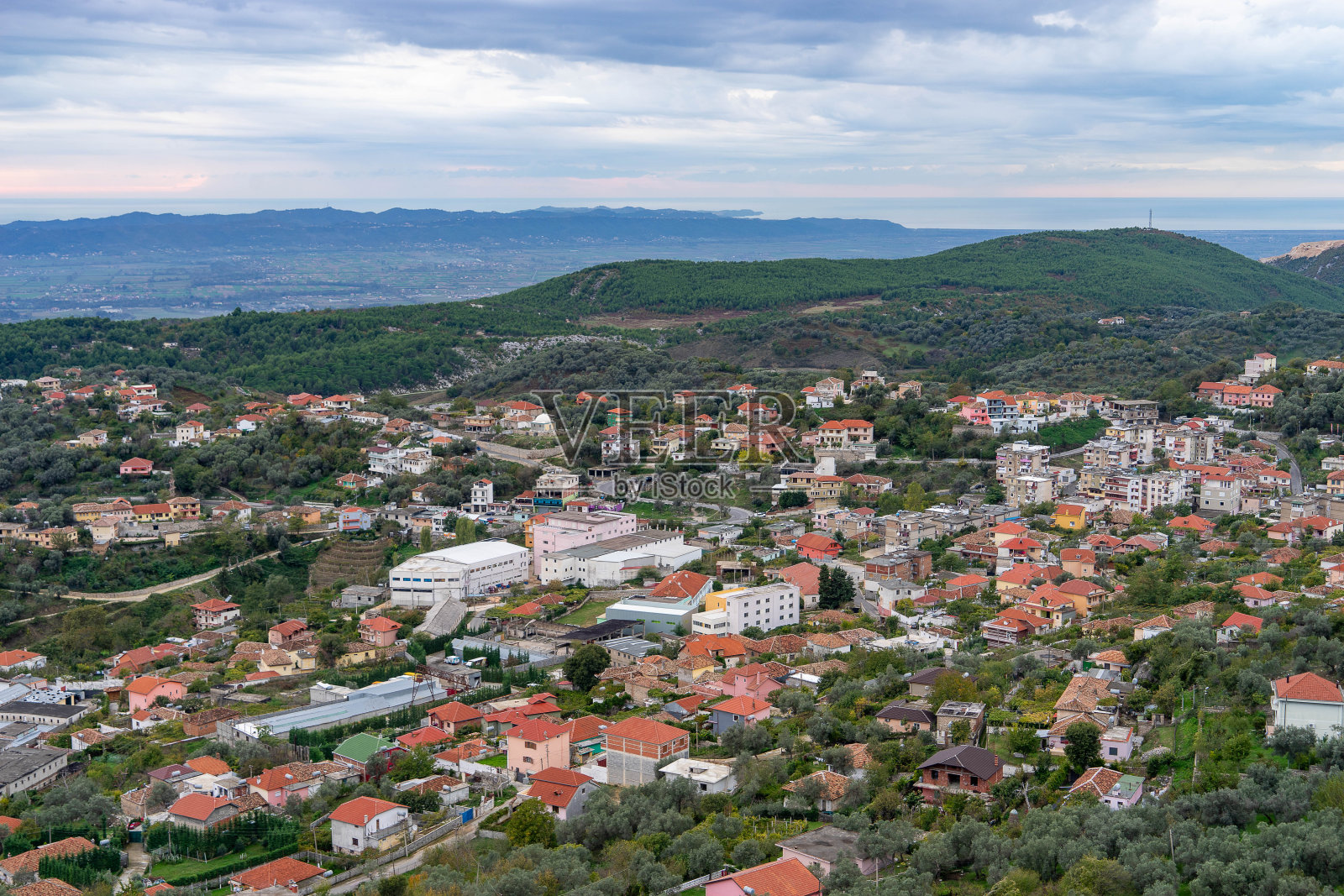 阿尔巴尼亚是巴尔干半岛的一个多山的国家照片摄影图片