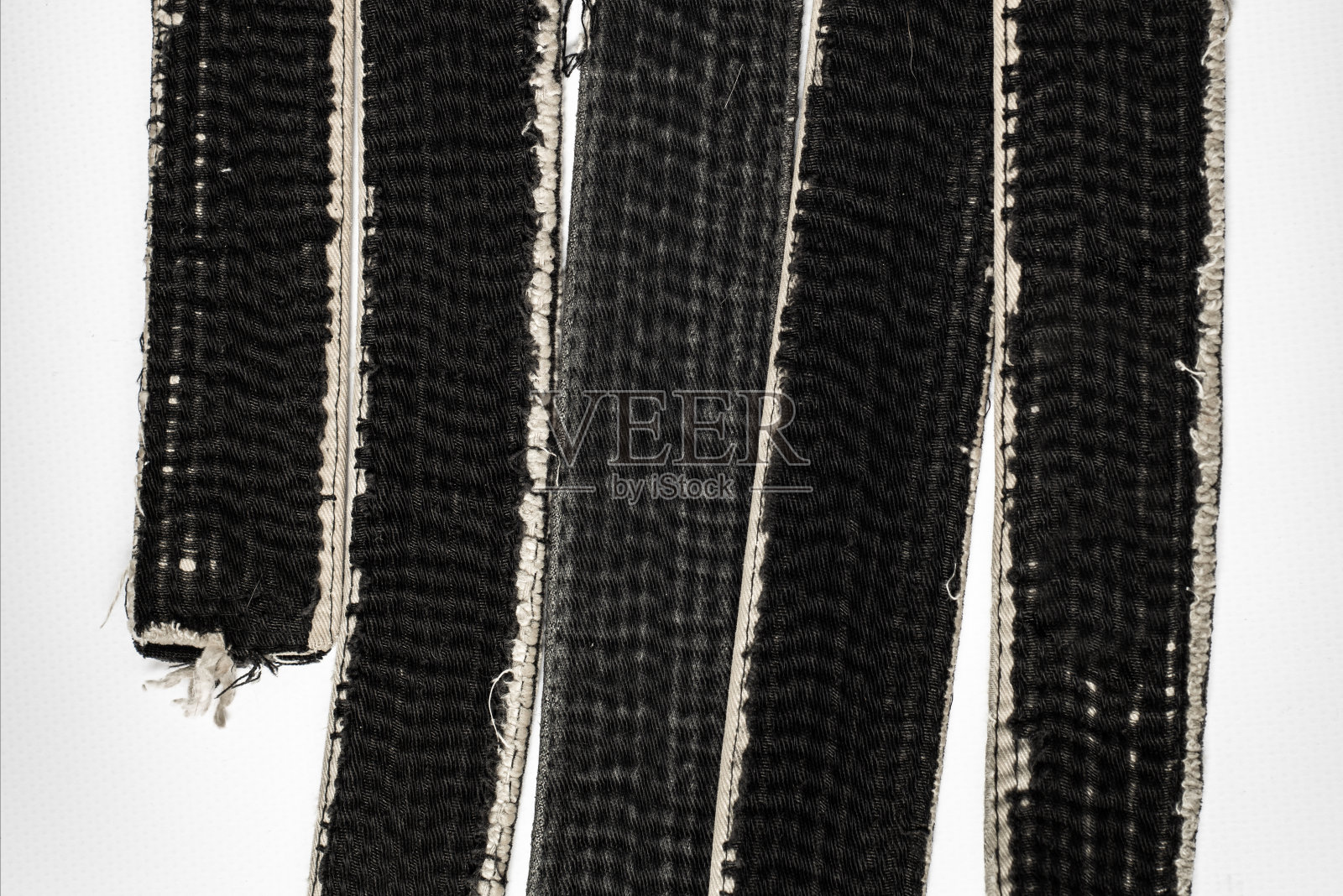 禅宗艺术。白底黑带武术。武术、合气道、空手道、柔道的服装。复制粘贴。照片摄影图片