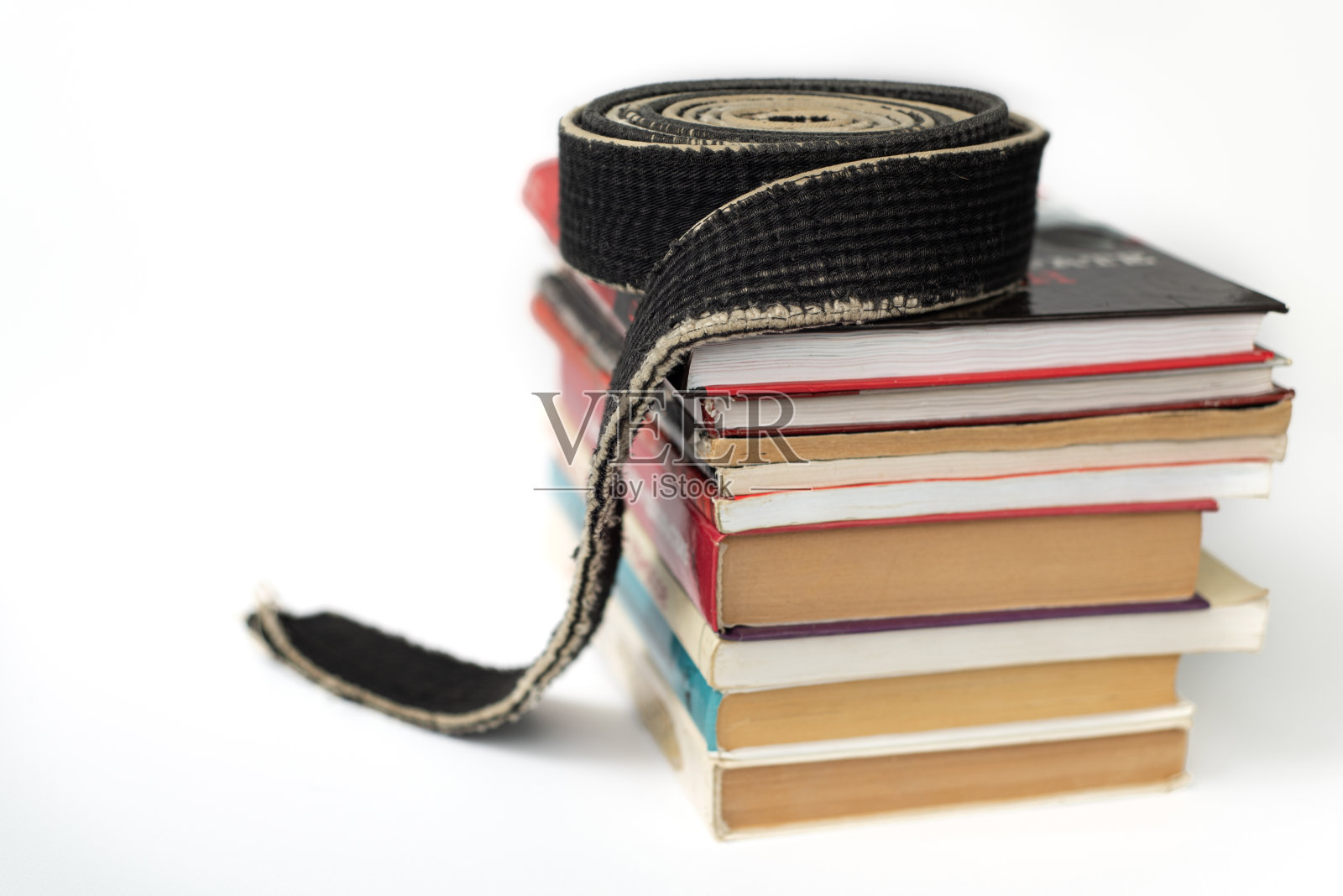 在武术黑带的一堆书研究武术合气道，空手道，柔道。身心发展。复制粘贴。照片摄影图片