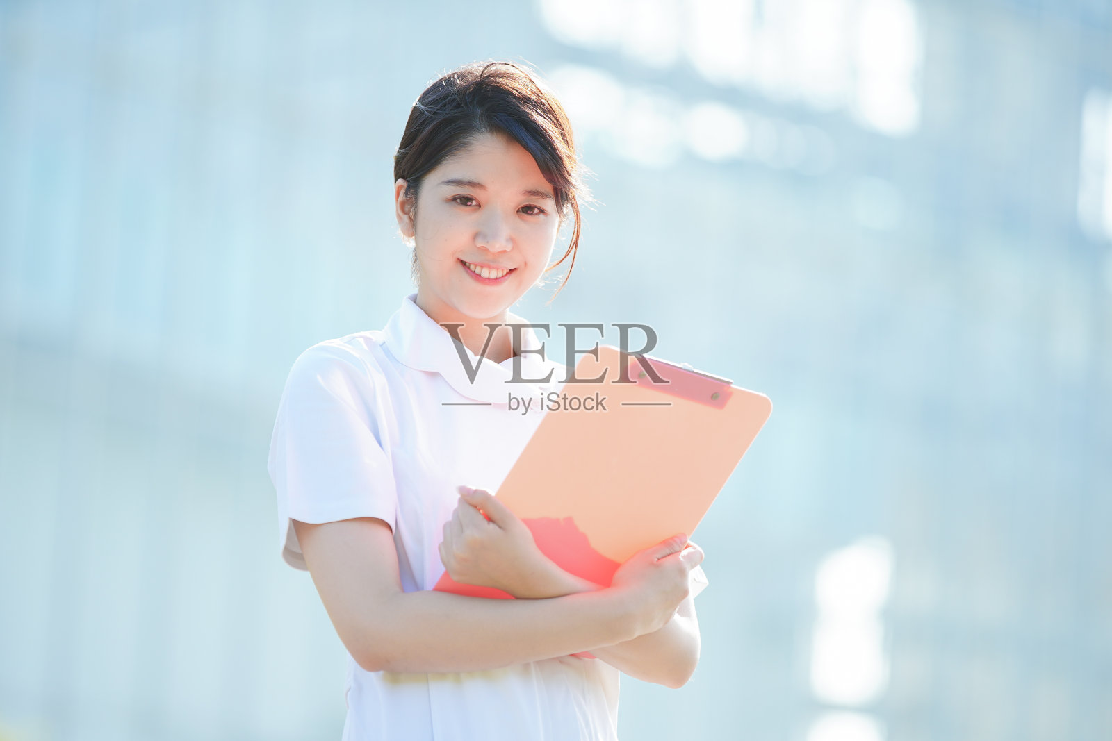 亚洲年轻女性户外护士照片摄影图片