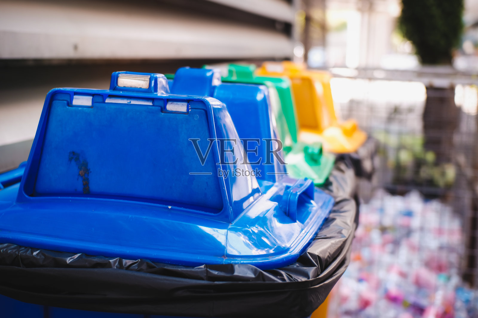 垃圾箱有明确的分类。照片摄影图片