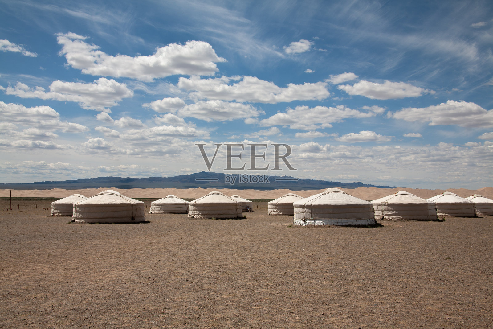 中亚山谷中的游牧帐篷照片摄影图片