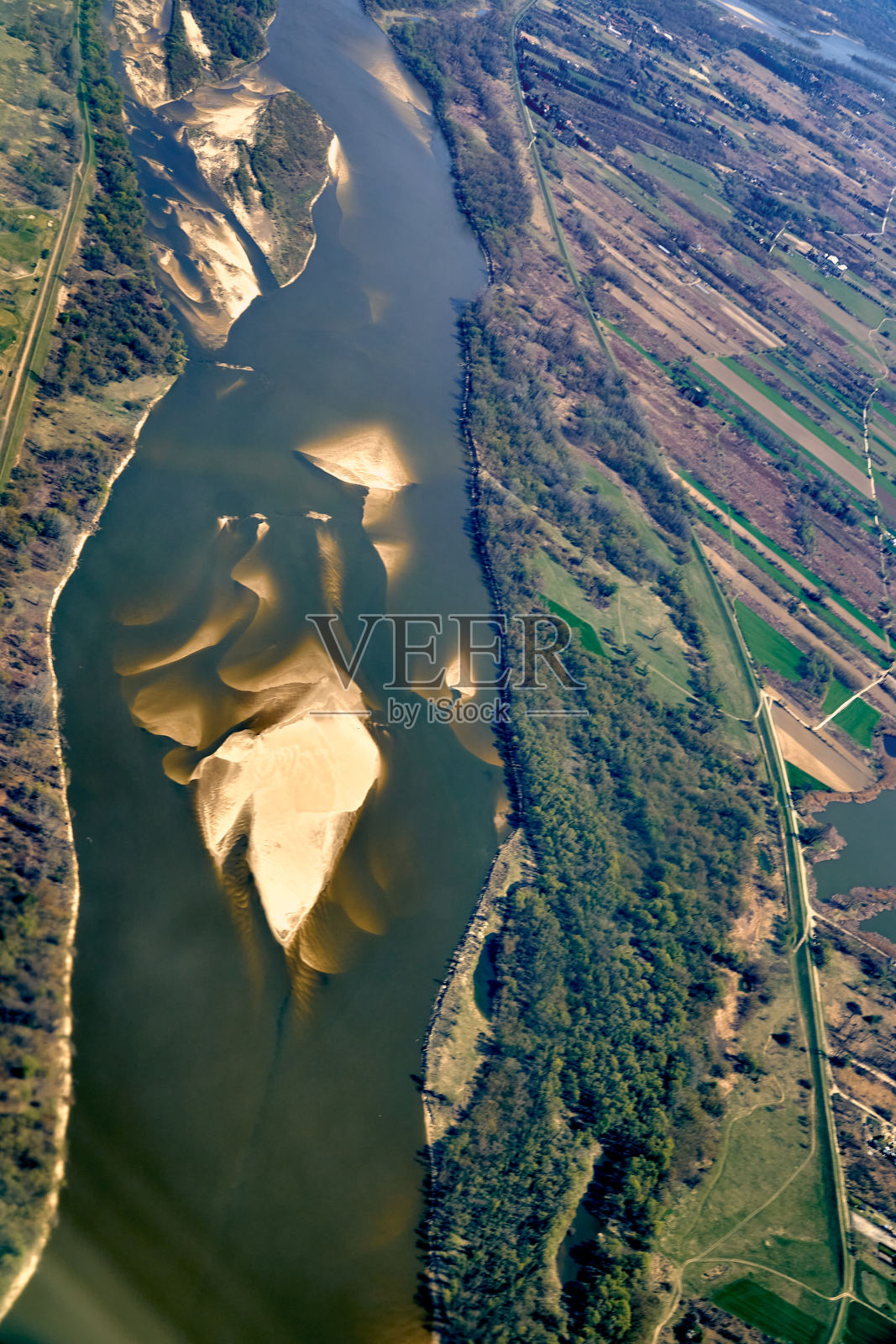 美丽的全景空中风景-顶部的维斯瓦河和田野-从窗口的飞机降落在华沙(波兰)在春天日落照片摄影图片
