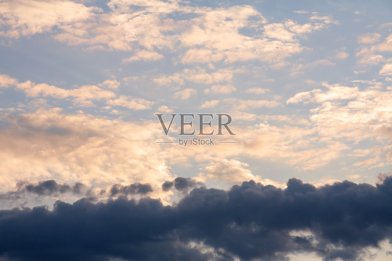 天空中有灰色的云照片摄影图片