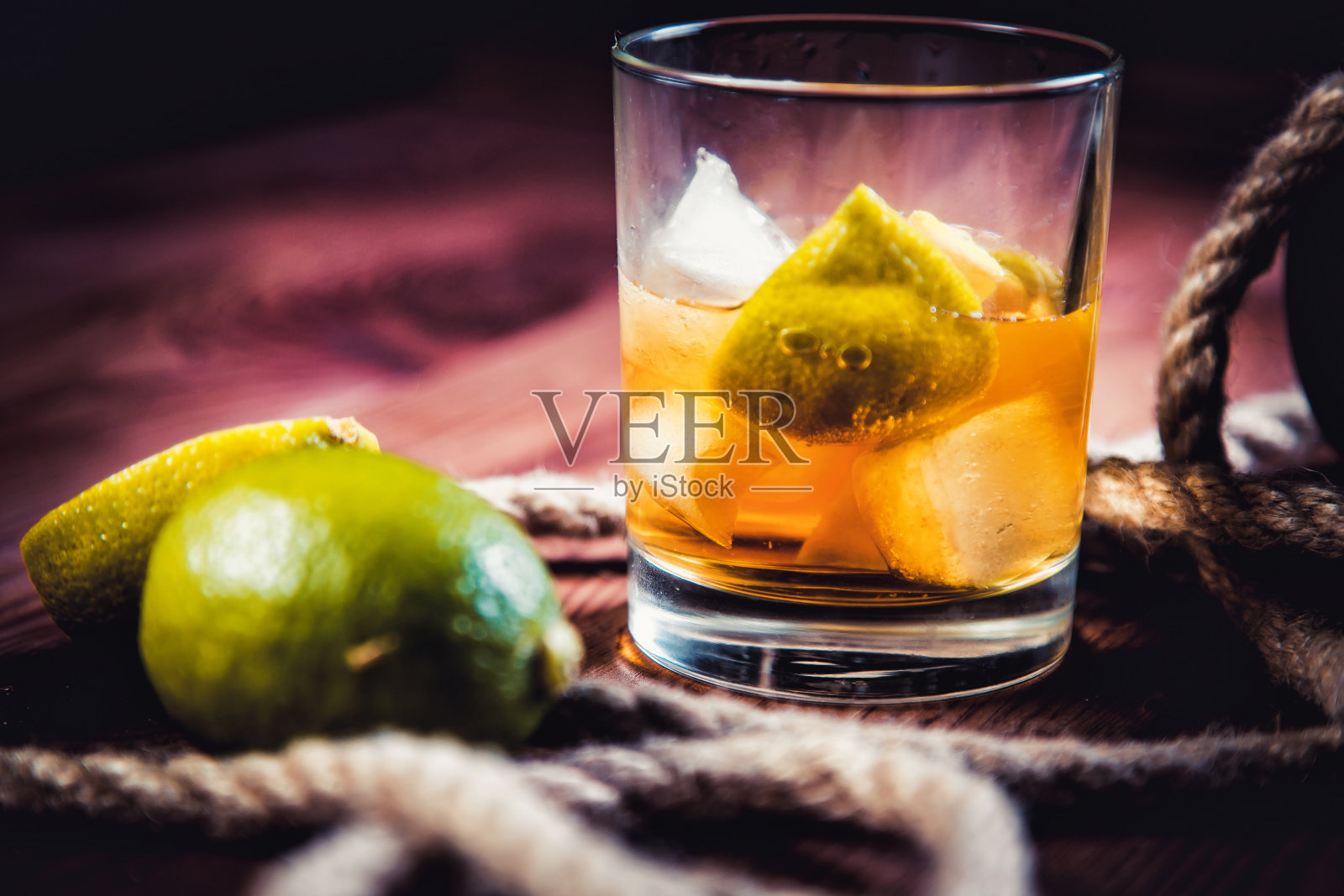 一瓶威士忌，朗姆酒，白兰地，柠檬木背景照片摄影图片