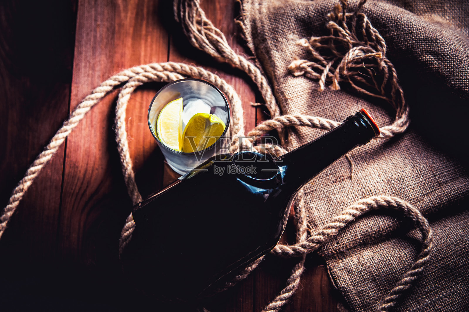 一瓶威士忌，朗姆酒，白兰地，柠檬木背景照片摄影图片