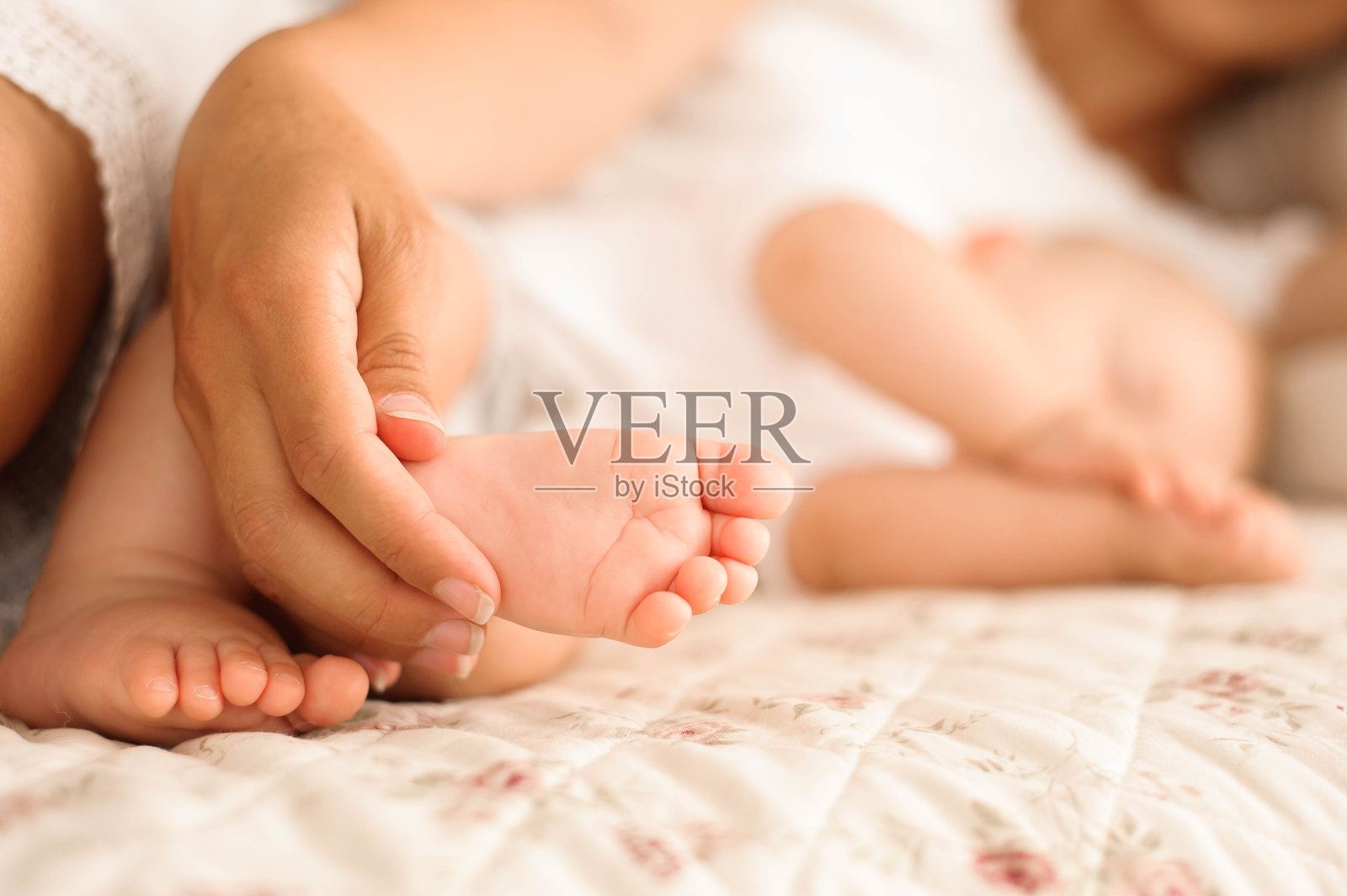 小婴儿的脚在妈妈的手里照片摄影图片