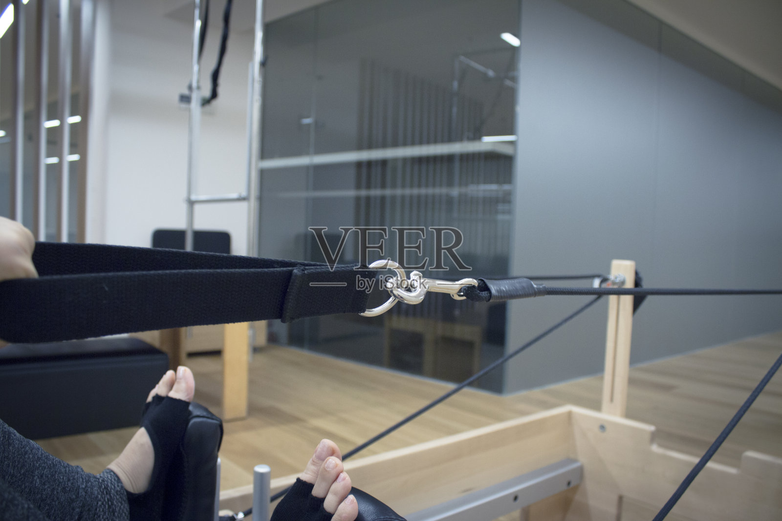 做普拉提机器练习的女人照片摄影图片