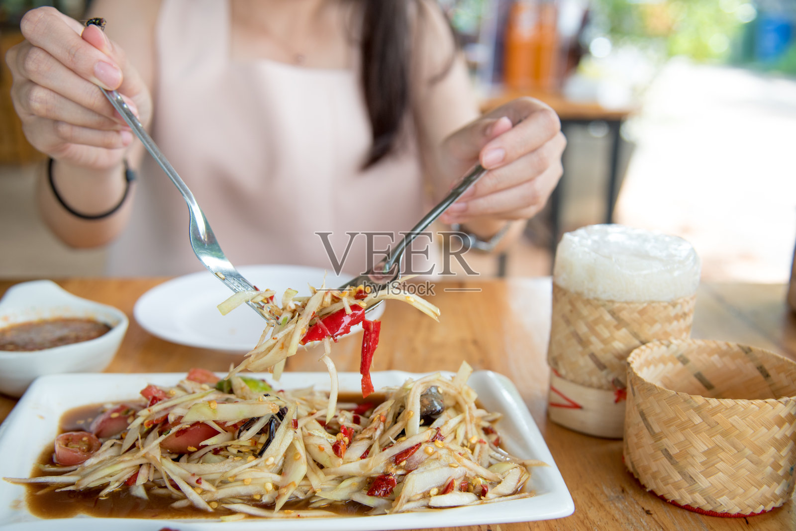 泰式食物，绿色咖喱鸡和椰子咖喱放在木桌上。照片摄影图片