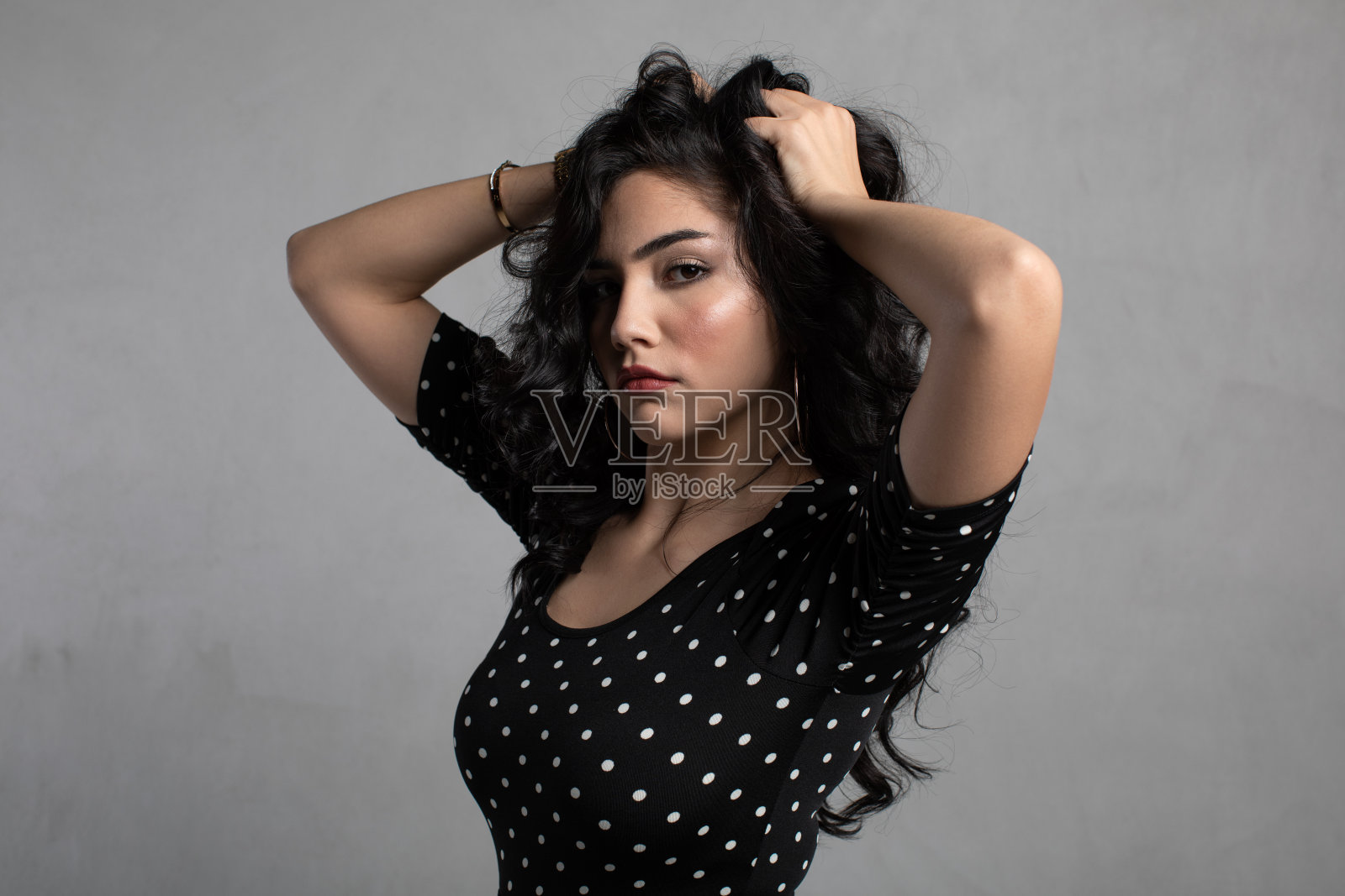 美丽的年轻女子照片摄影图片