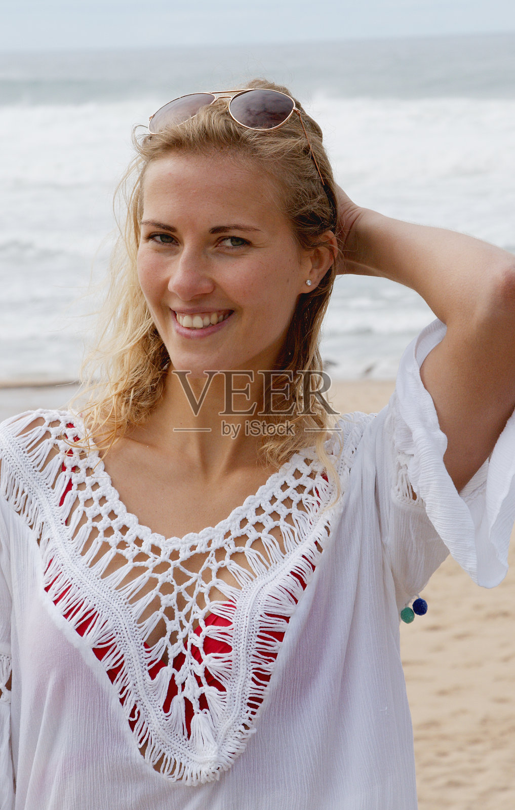 性感的女孩为相机摆姿势-快乐的女孩在暑假的海滩上照片摄影图片