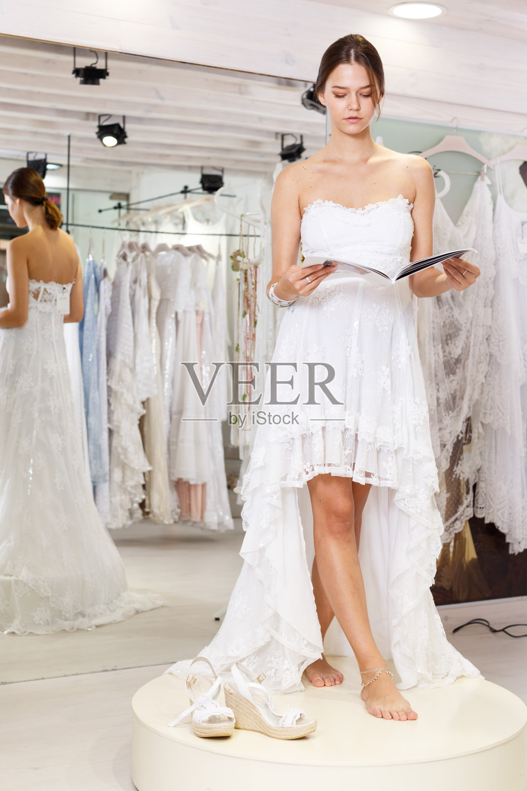 穿着婚纱的女人照片摄影图片