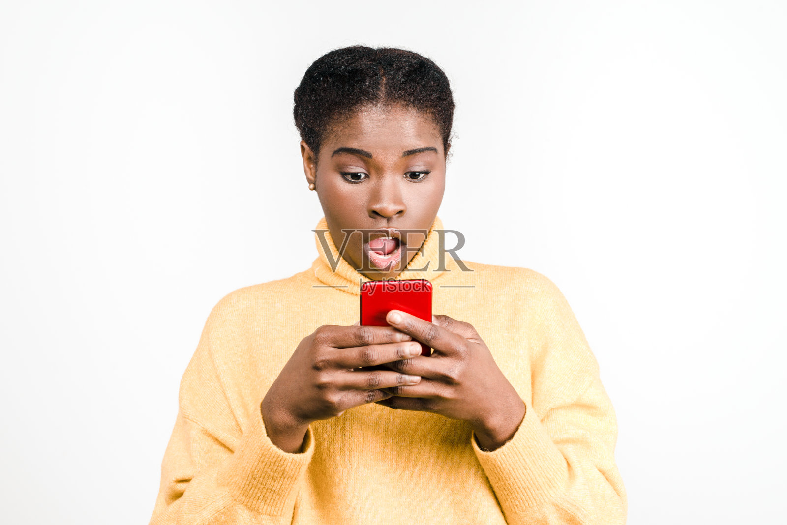 一名惊讶的非裔美国女性在看智能手机照片摄影图片