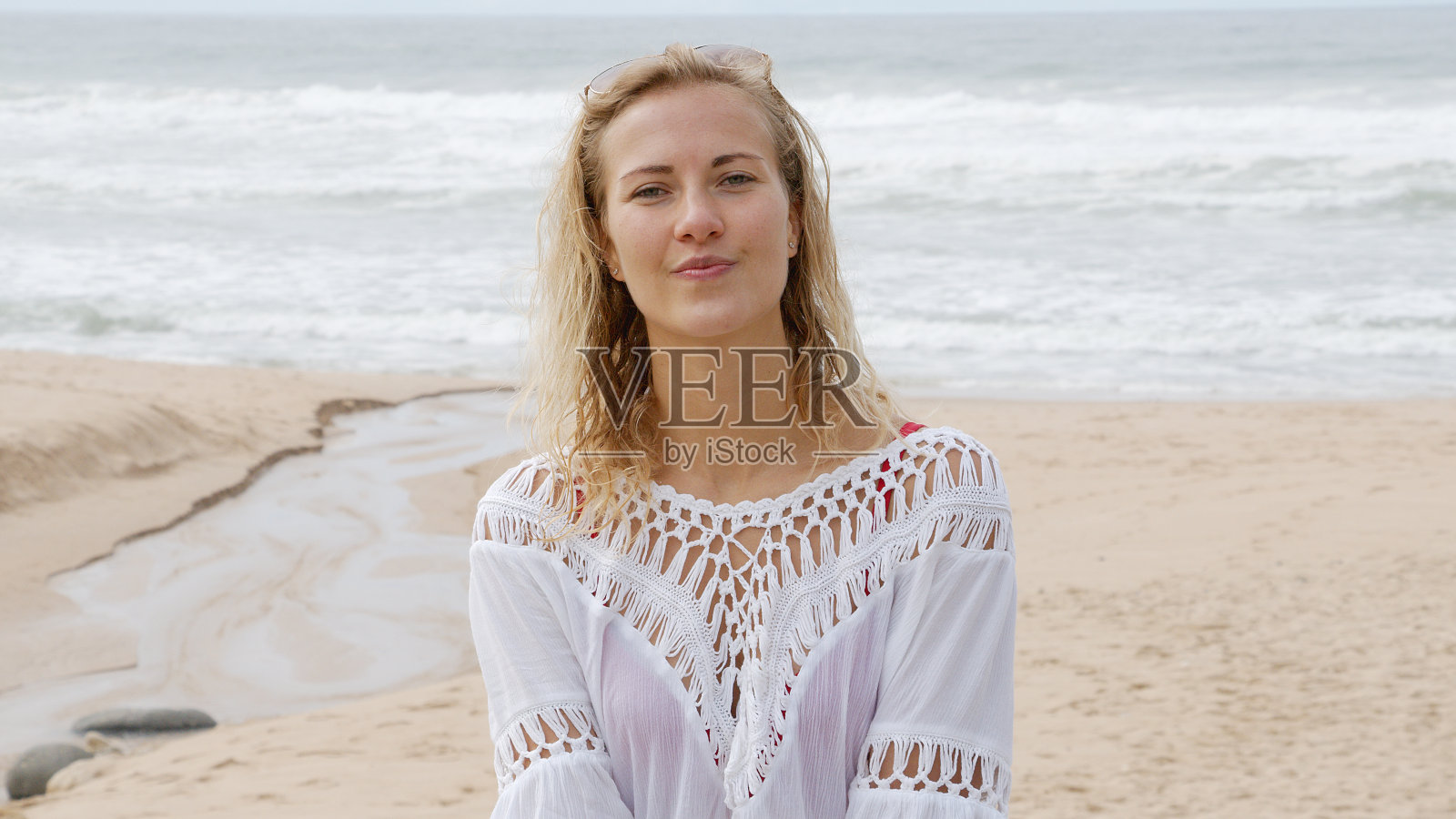 海滩上年轻性感的女人照片摄影图片